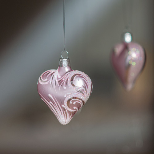 Srdce biely ornament s menom, biely text